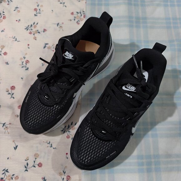 Nike Air Zoom Vomero 18 Road Running Shoes - Picture 2 of 8